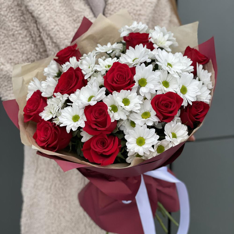 Микс-букет из роз и хризантем Красная Москва купить в Краснодаре с  доставкой